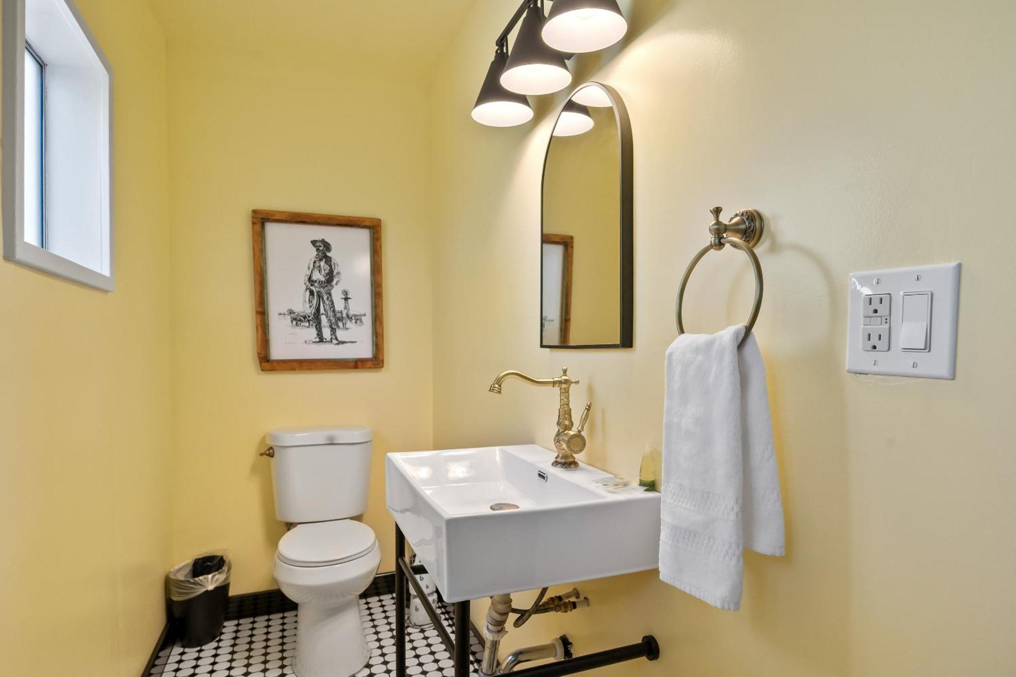 Sagebrush Inn Tombstone Værelse billede A modern bathroom