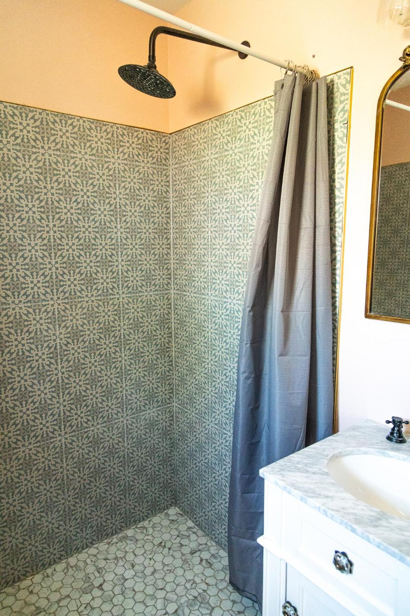 Sagebrush Inn Tombstone Værelse billede A shower curtain