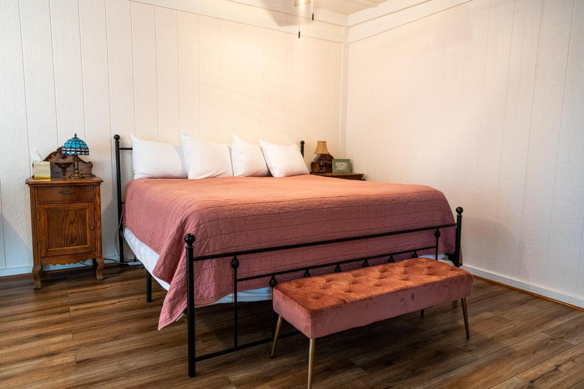 Sagebrush Inn Tombstone Værelse billede A bedroom with a bed and a bench